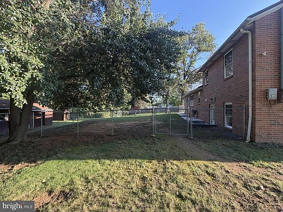 5th image of 2242 Hyndman Rd