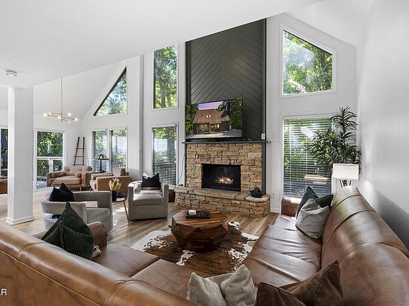 4th image of 1679 Zurich Rd