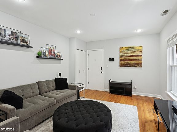 3rd image of 917 W Sunnyside Ave #1S
