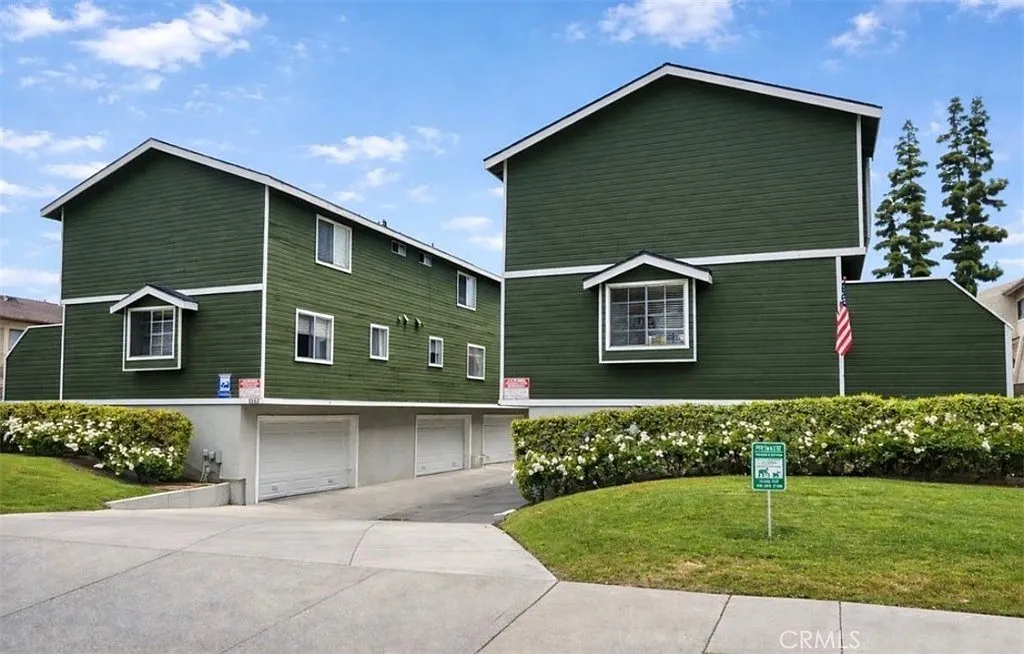 2 bed, 1.5 bath, 1100 sqft, $2,695 — Photo 2