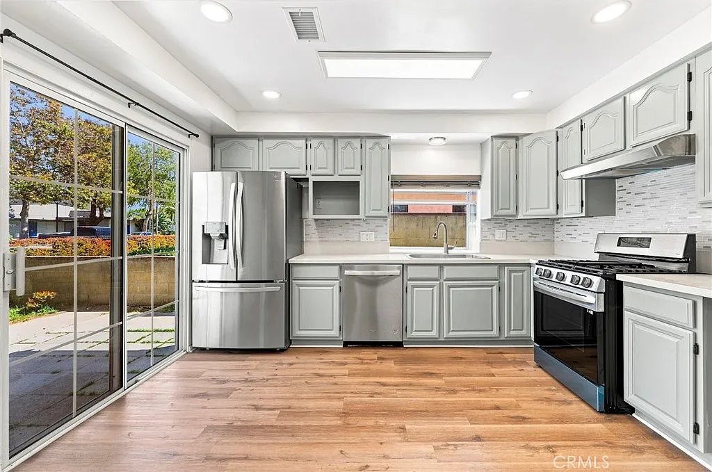 2 bed, 784 sqft, $3,000 — Photo 1