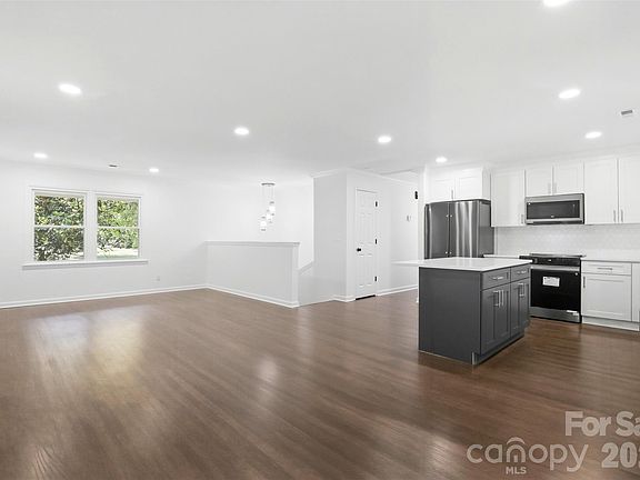 4th image of 222 Sherwood Cir