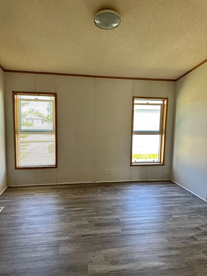 Centrally Located 3 BD 2 BA Modular Home — Photo 2