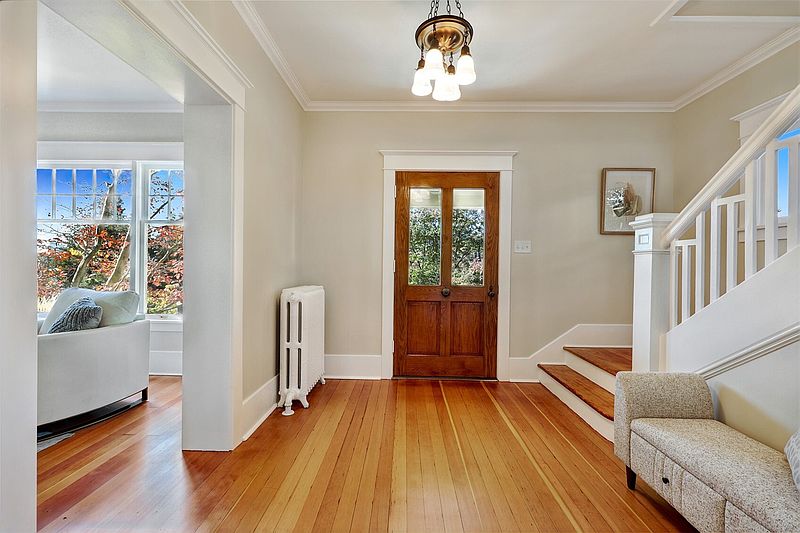 4th image of 926 11th Avenue E