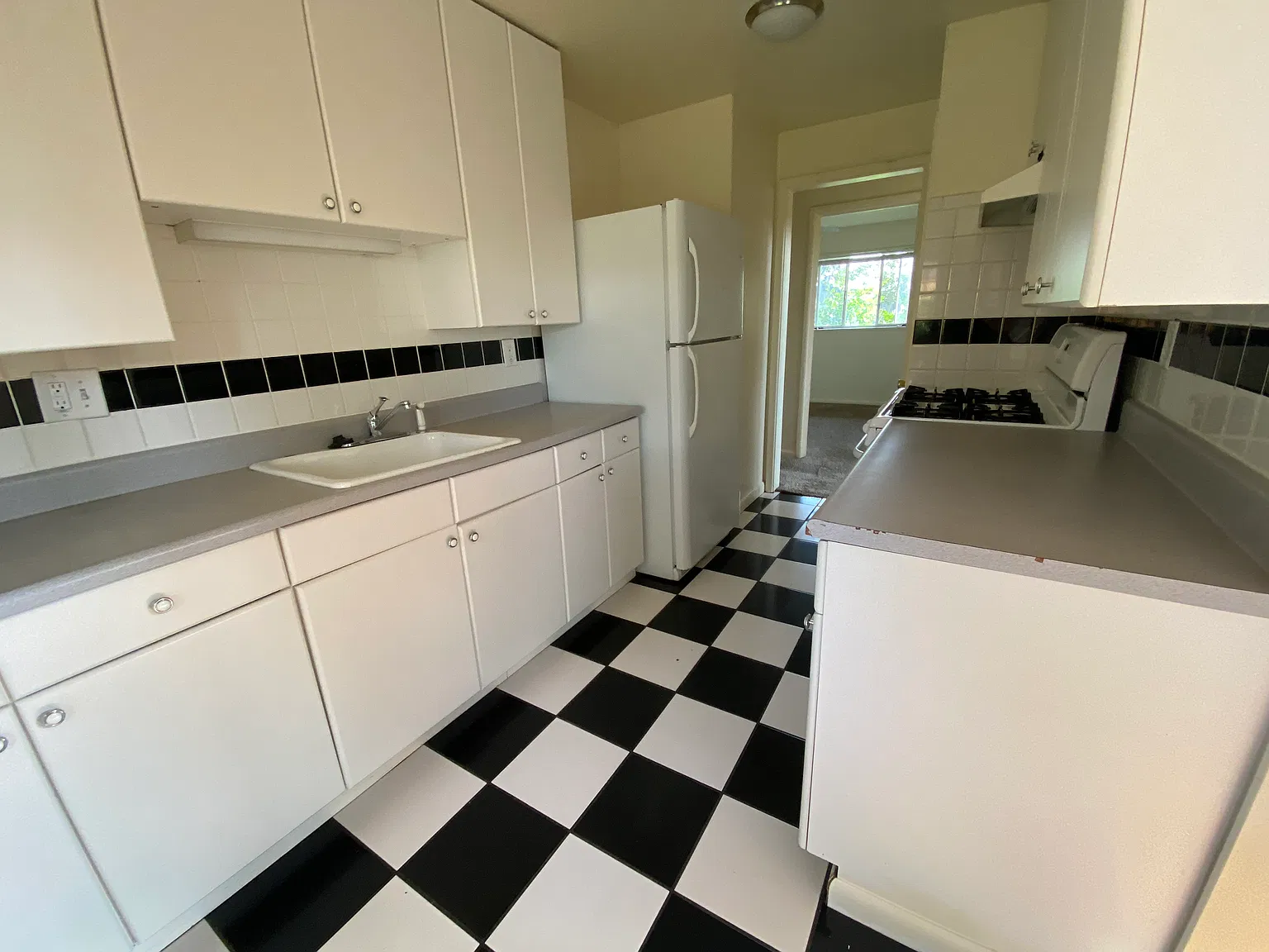 3 bed, 1008 sqft, $3,750 — Photo 2