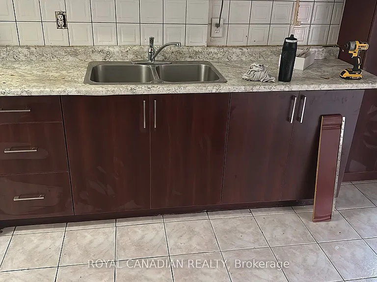 112 Lauraglen Cres — Photo 9