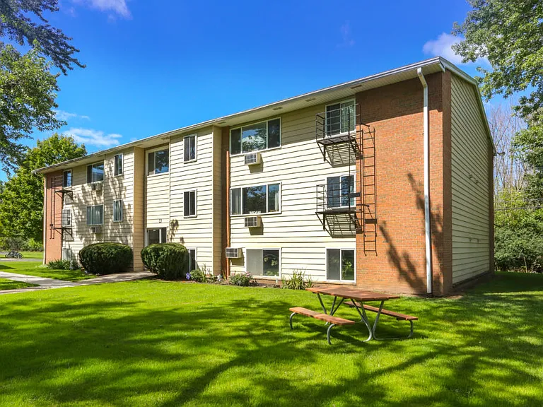 Geneseo Heights — Photo 4