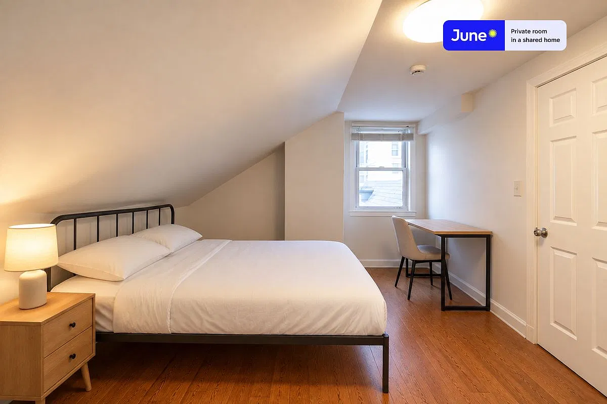 Queen bedroom in 4 bed/4 bath home in East Cambridge #1786 D — Photo 1