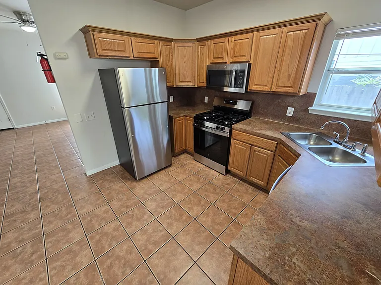 1604 Singleton Ave #A — Photo 9