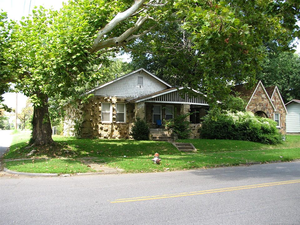 2nd image of 2820 W Broadway St
