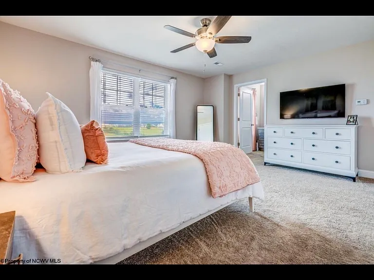 201 Red Oak Ln — Photo 4