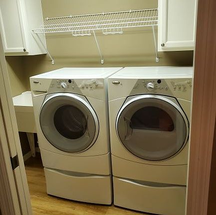 Laundry with washer/dryer
