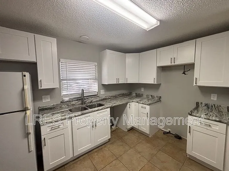 1004 Stout Ct — Photo 11