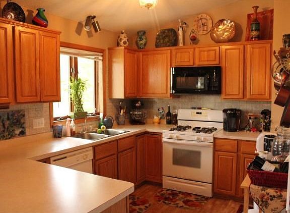 Nice size kitchen with breakfast bar.