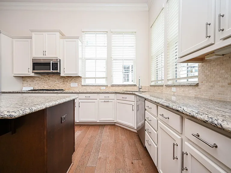 9546 London Bridge Sta — Photo 16