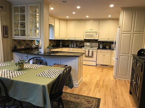 Kitchen - eating area