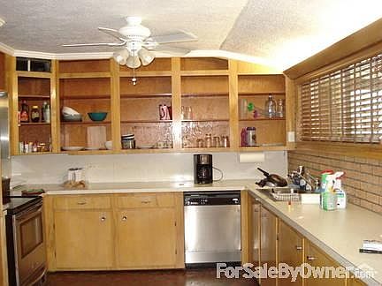 Kitchen
						:
						Needs some work.