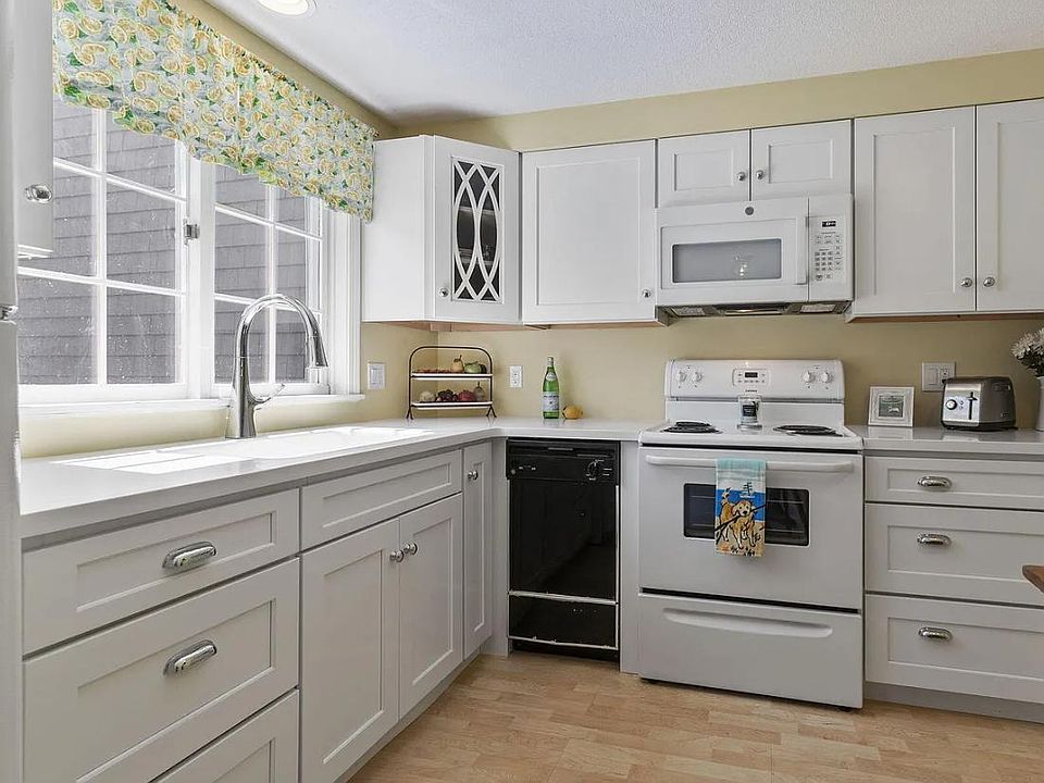 Sunny, updated kitchen, range, dishwasher, garbage disposal, fridge and plenty of storage space.