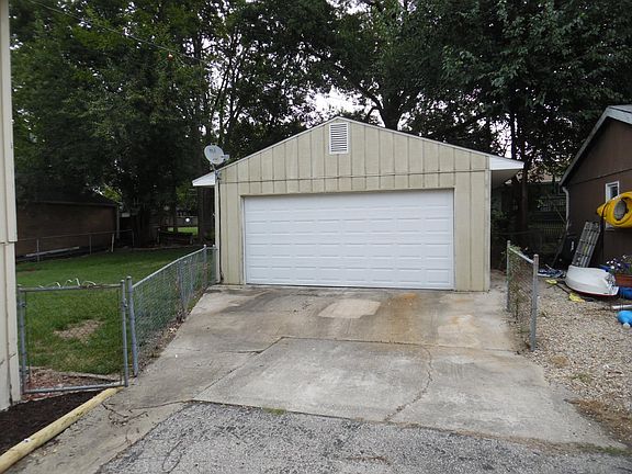 2 car detached garage, 2 remotes