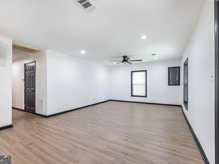 404 Benjamin St — Photo 3