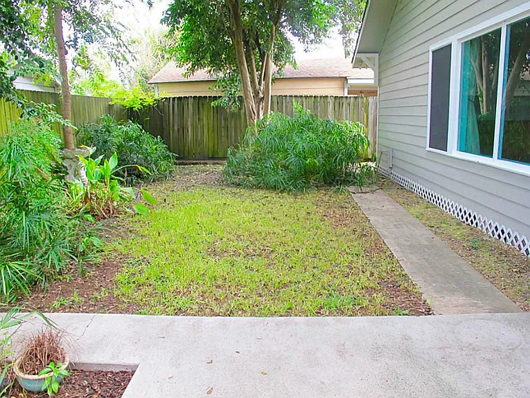 1221 Aurora St — Photo 14