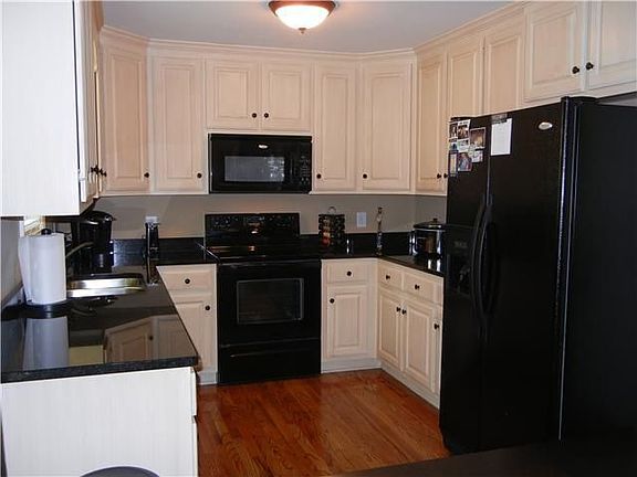 3rd image of 246 Walbrook Dr