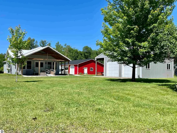 5680 3rd St, Blanchard, MI 49310