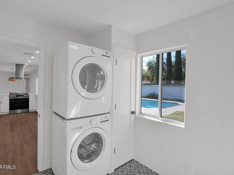 501 W Seldon Ln — Photo 27