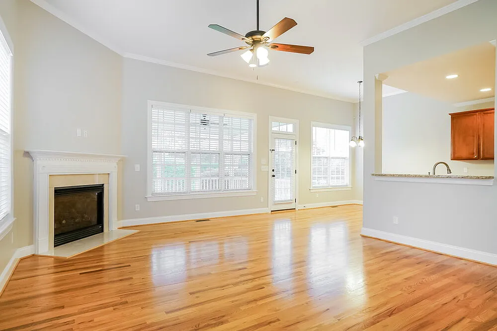 3 bed, 2.5 bath, 2692 sqft, $2,515 — Photo 4