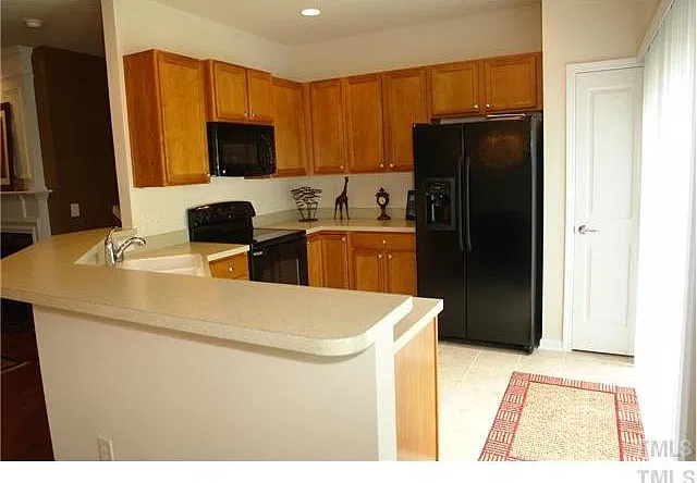 Wonderful 3br/2.5ba end unit townhome!! 1 car garage, across from community pool! Available Now! — Photo 4