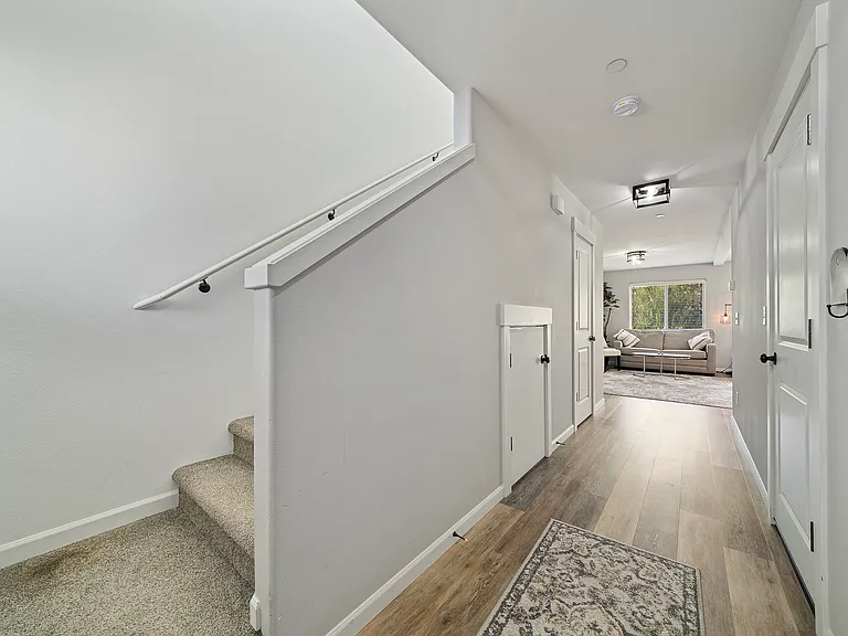 1564 SE Honeysuckle Loop #B — Photo 3