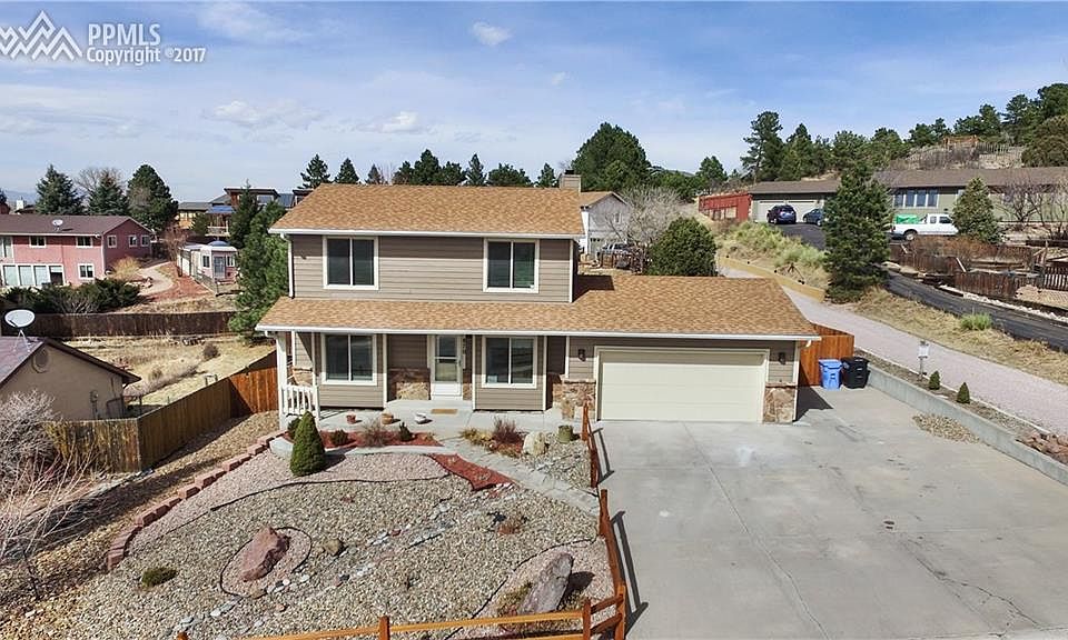 Hard to find 2-story with spectacular view of Pulpit Rock AND Pikes Peak!