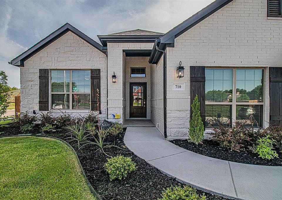 CARNEGIE HOMES USA * SPRUCE FLOORPLAN * ESTIMATED MAY COMPLETION * ALL PICTURES ARE REPRESENTATIVE OF BUILDER PRODUCE. ACTUAL HOME MAY BE DIFFERENT. CHECK WITH BUILDER REP.