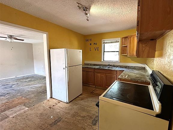 5th image of 321 W 1st St