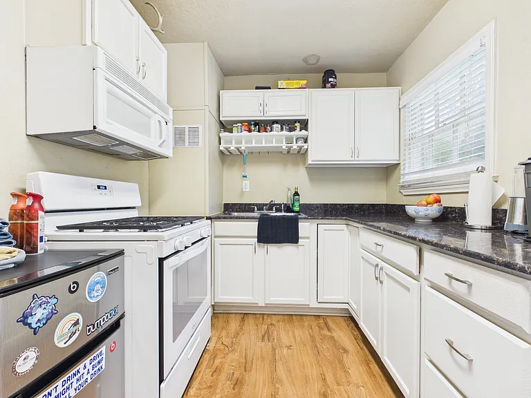 608 Highlands St — Photo 8