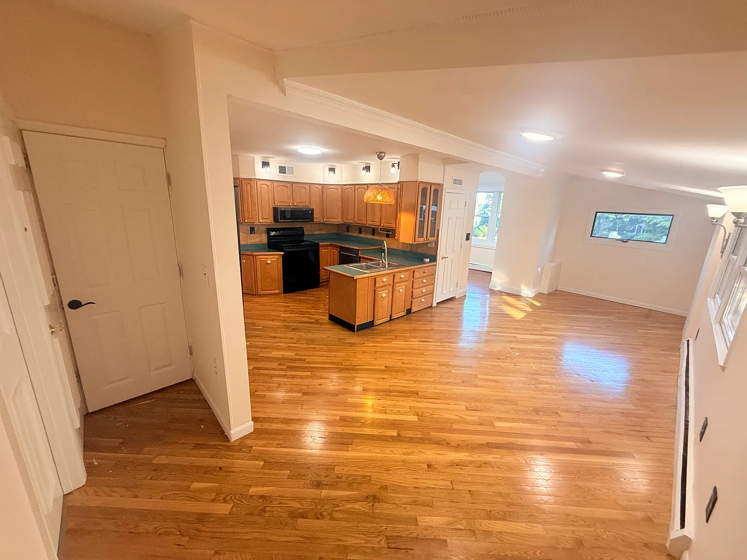 2 bed, 1000 sqft, $2,700 — Photo 2