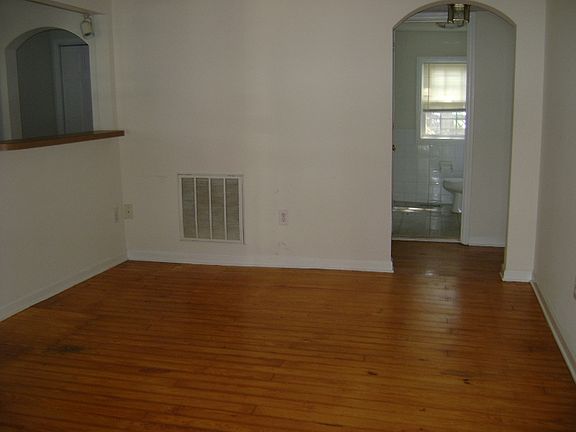 4th image of 301 S 14th St
