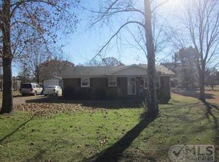 1013 Hickory St, Lawrenceburg, TN 38464