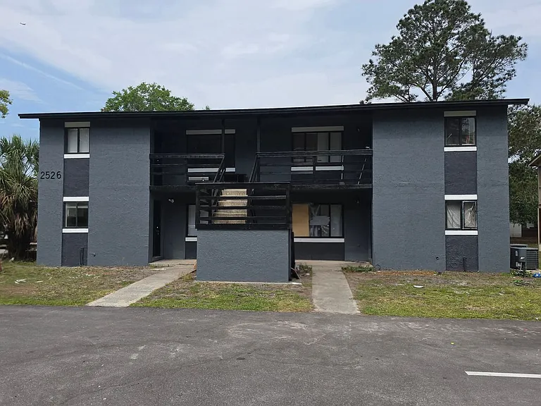 2526 S Oak Ave — Photo 1