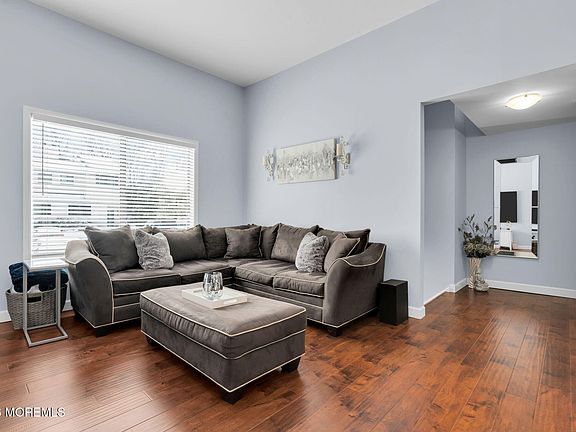 5th image of 375 Middlewood Road