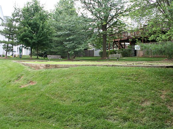 4th image of 10024 Vanderbilt Cir #714