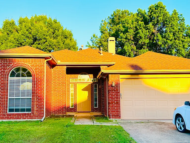 4817 Shadow Crest Dr — Photo 1
