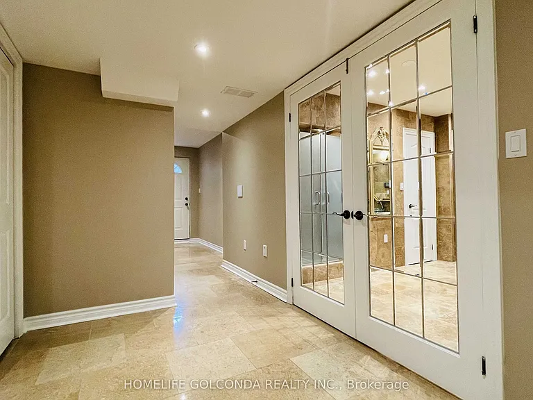 110 A Bond Cres #LOWER — Photo 6