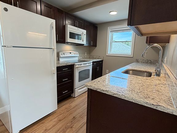 3rd image of 1620 Main St APT 3