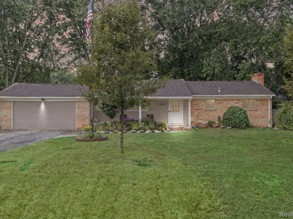 1301 Bielby St, Waterford, MI 48328