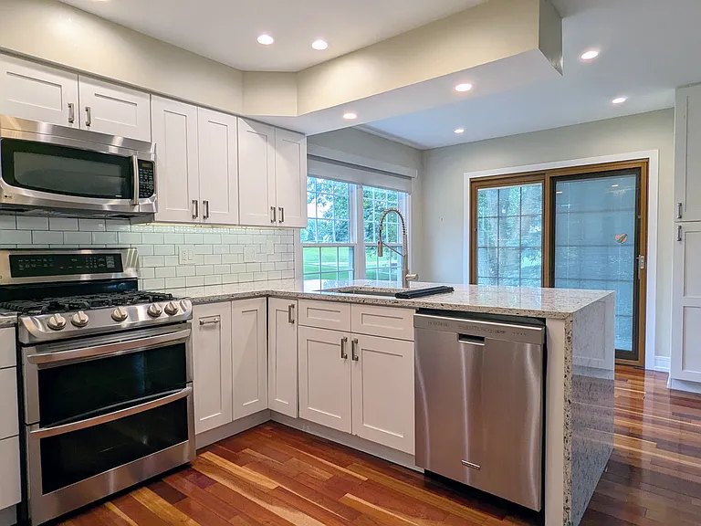 404 Orleans Ave — Photo 9