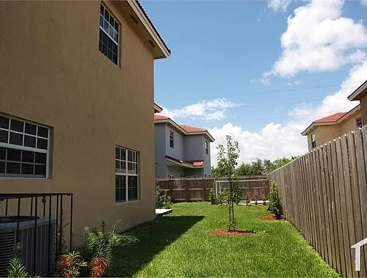 15610 SW 11th Ter — Photo 12