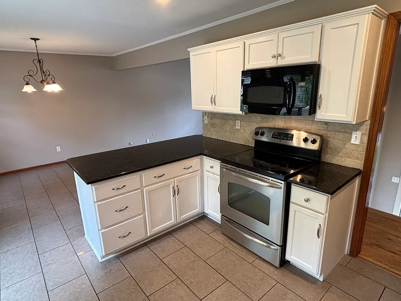3 bed, 2.5 bath, 1700 sqft, $2,575 — Photo 3