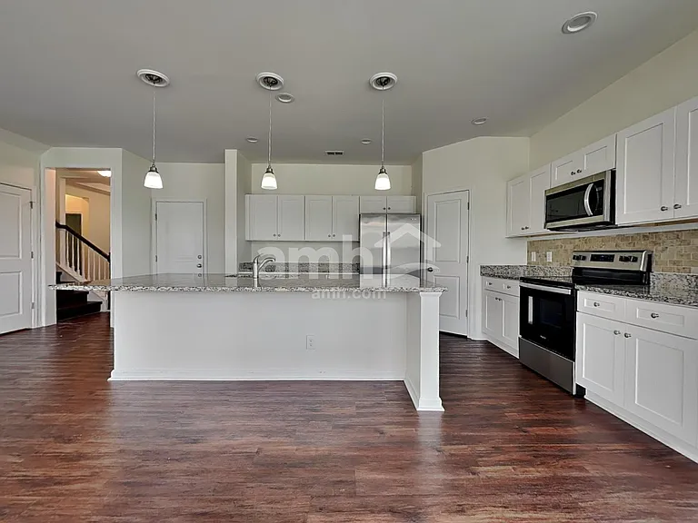 103 Westover Dr — Photo 4