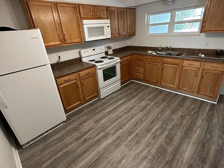 526 Sumner St — Photo 18